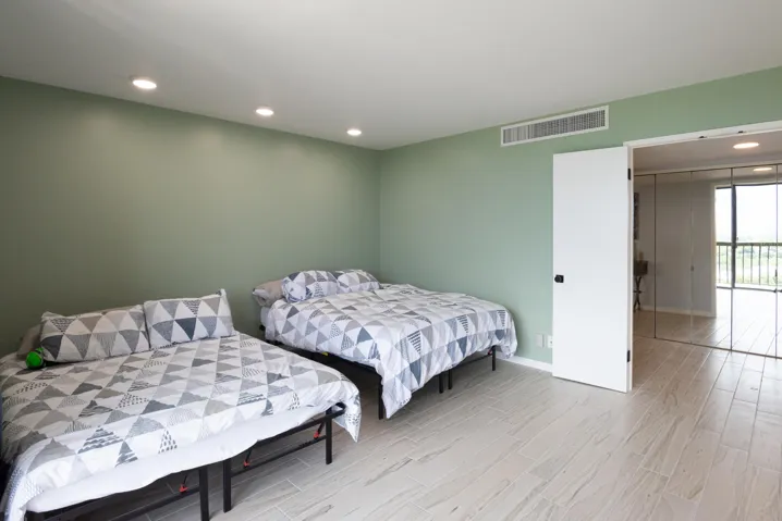 © Clark-2450 Presidential Way 1450-039