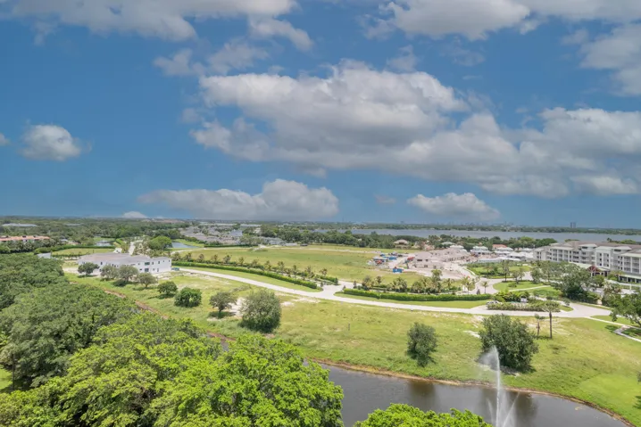 © Clark-2450 Presidential Way 1450-011