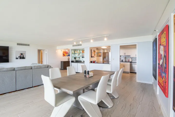 © Clark-2450 Presidential Way 1450-017