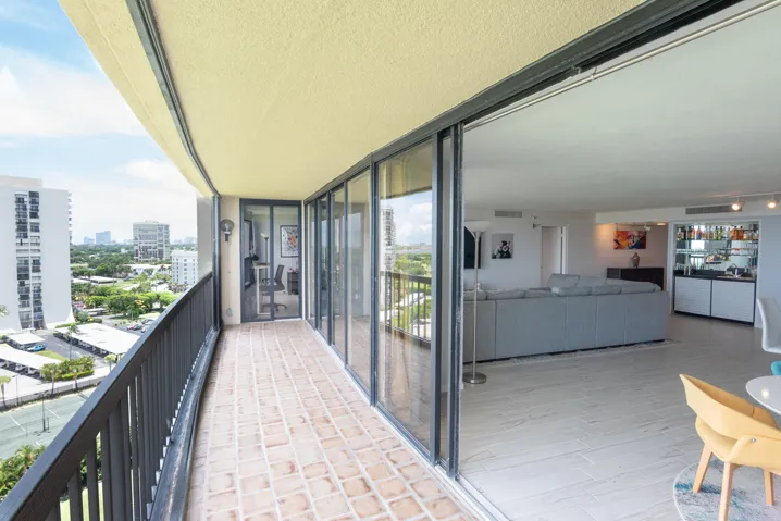 © Clark-2450 Presidential Way 1450-012