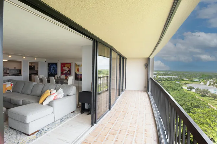 © Clark-2450 Presidential Way 1450-009