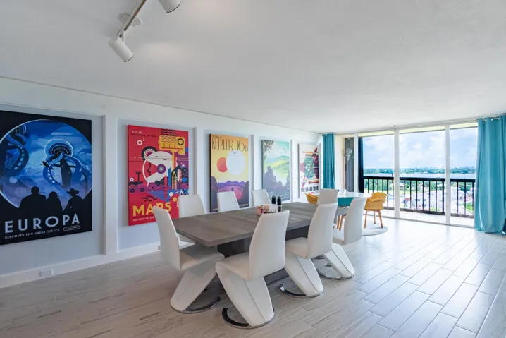 © Clark-2450 Presidential Way 1450-014