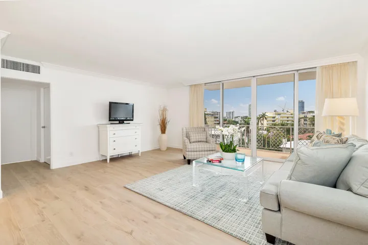 IH 6C Living Room