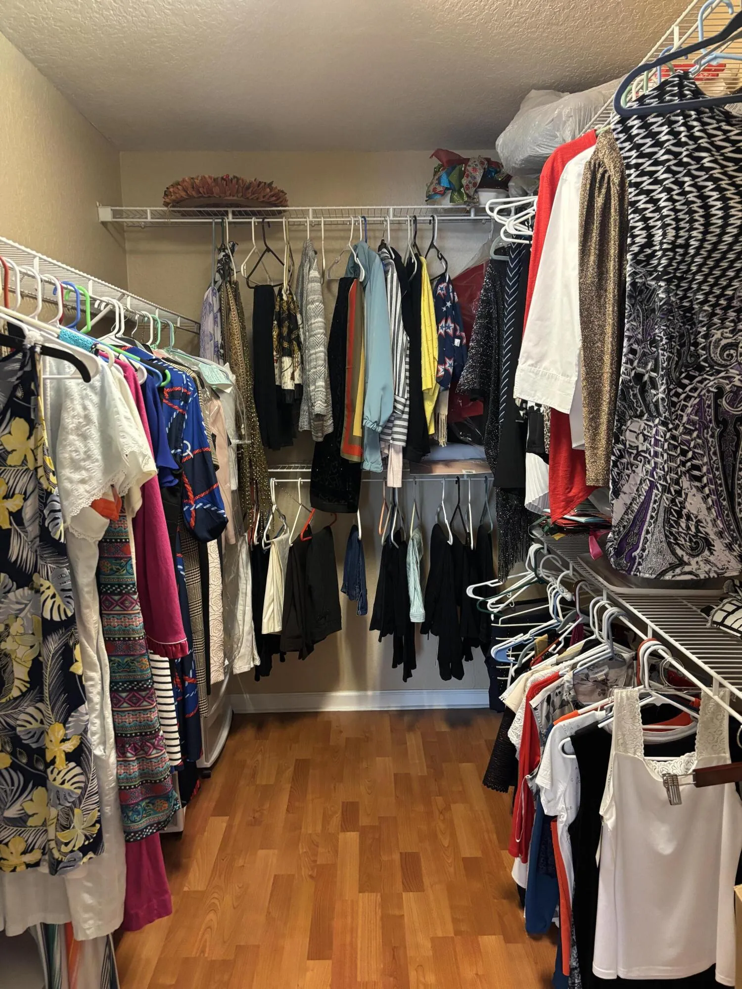 BIG WALK-IN CLOSET