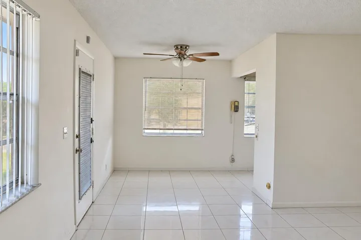 Bright, balanced interior daylight