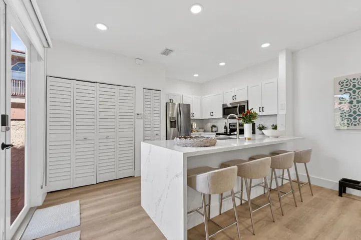 Kitchen with Breakfast Bar