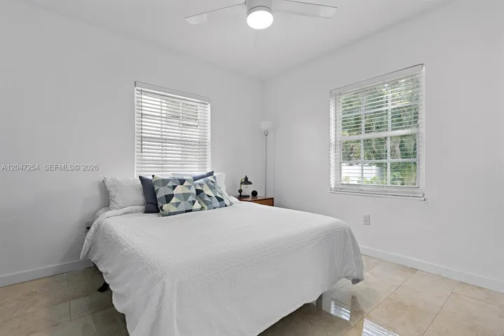En suite via pocket door