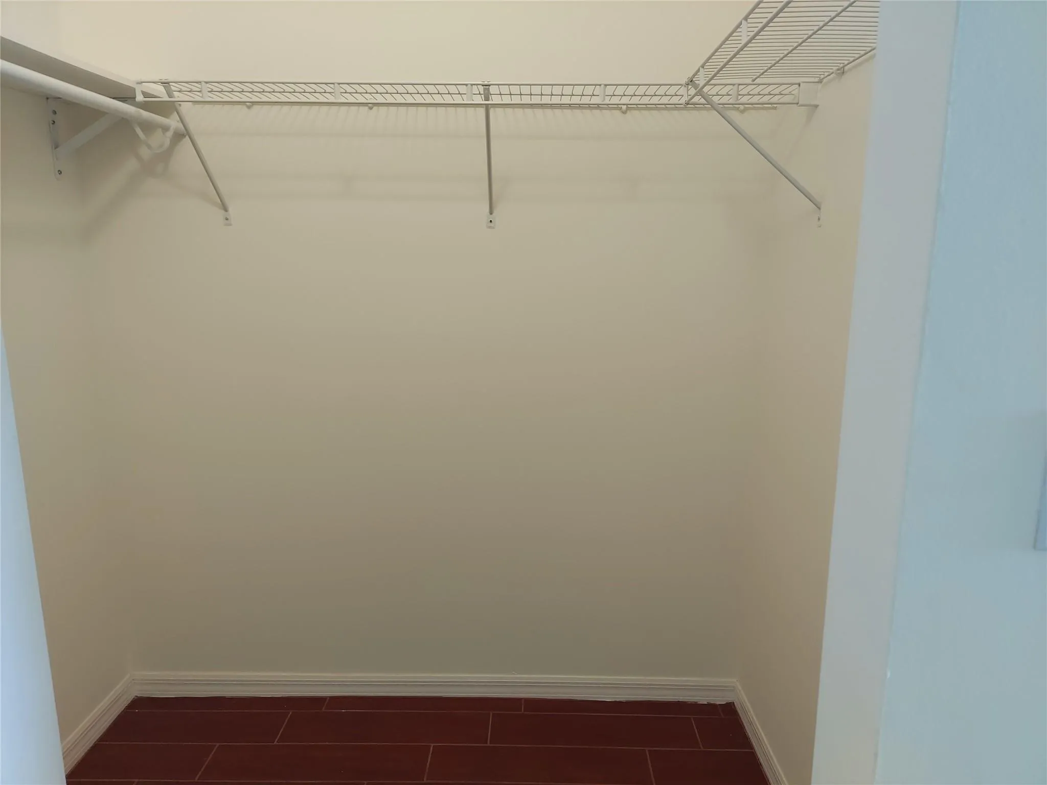 MASTER WALK-IN CLOSET