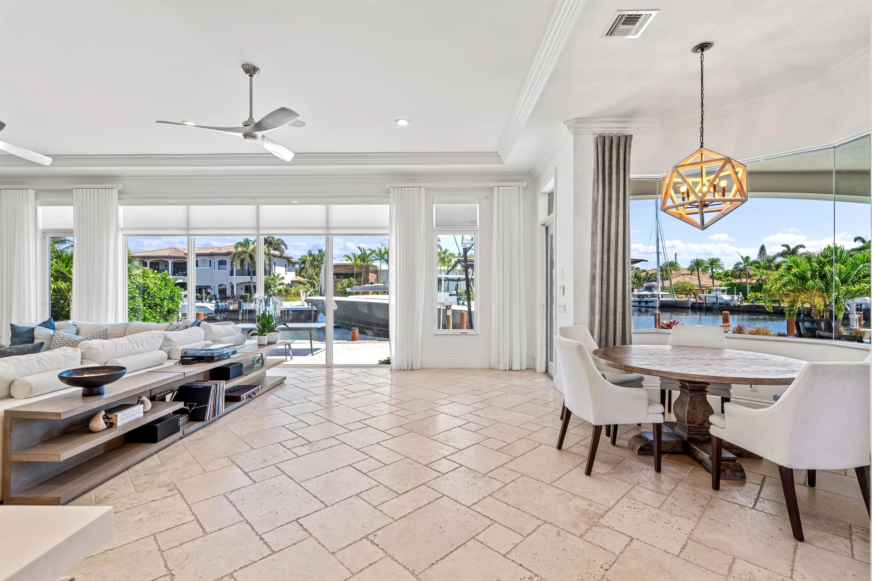 BREAKFAST_NOOK_TO_PATIO
