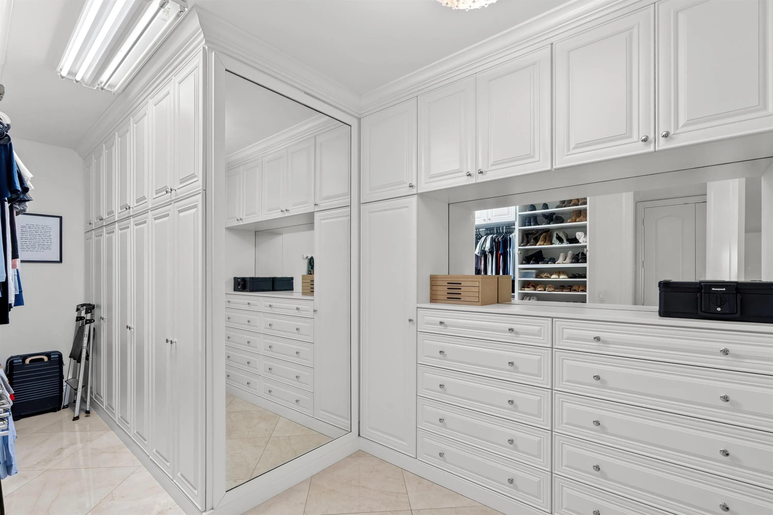 PRIMARY_CLOSET_2