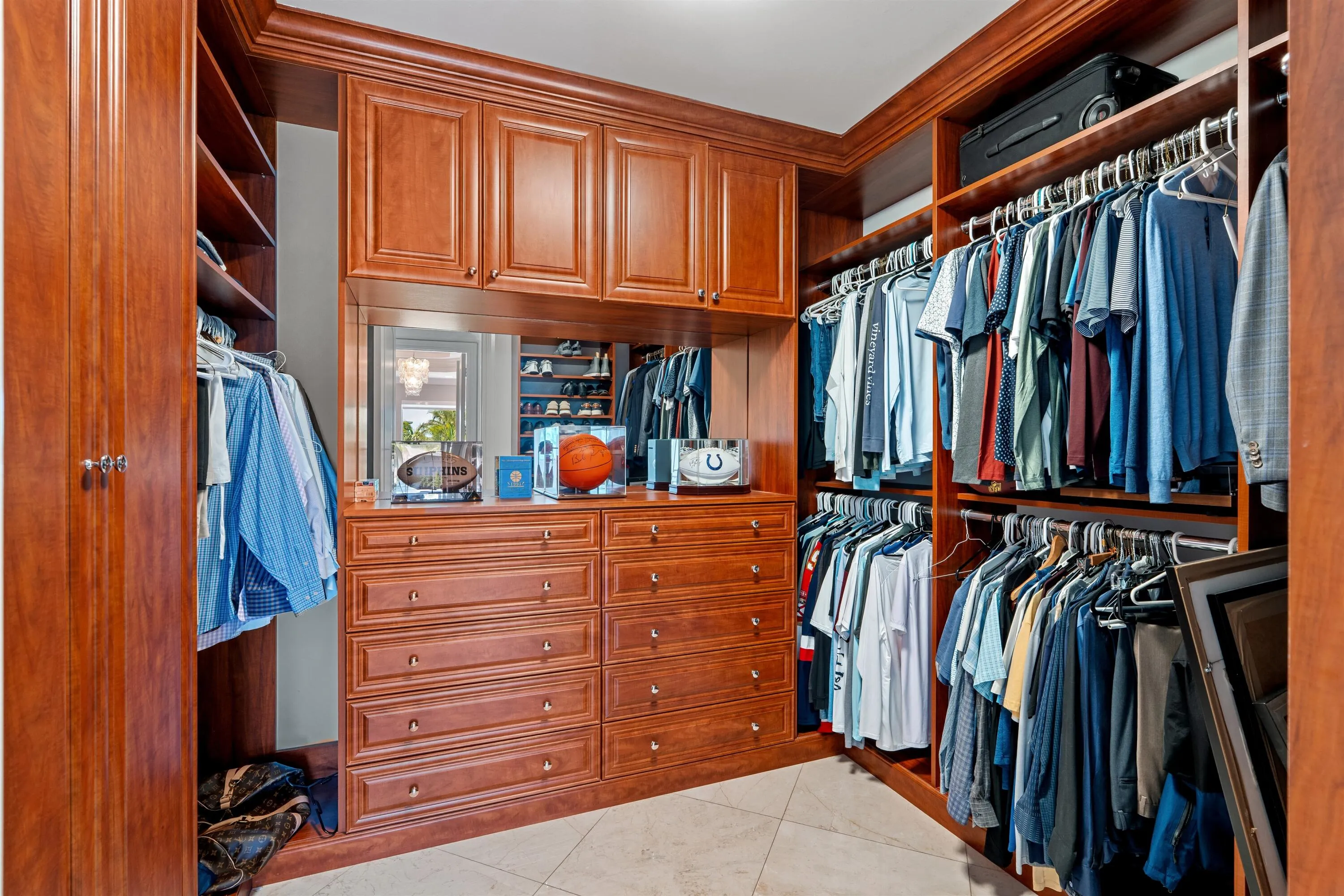 PRIMARY_CLOSET_1