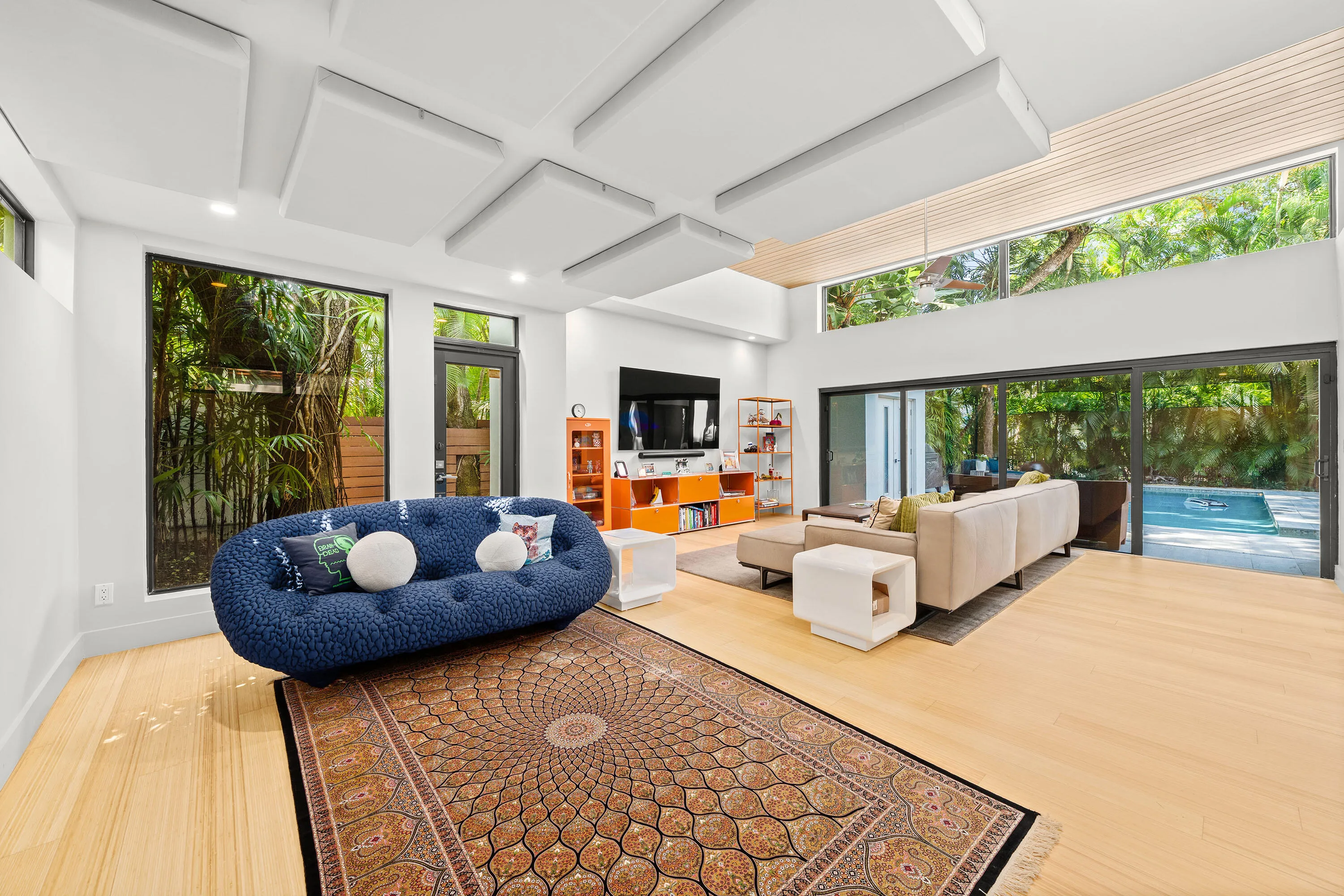 MLS LIVINGROOM POOL