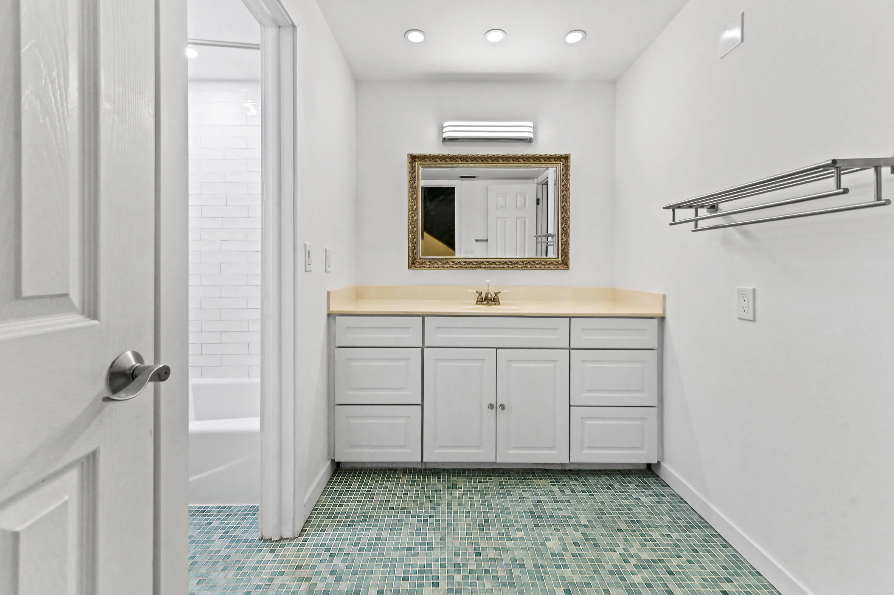 27 Bathroom 02