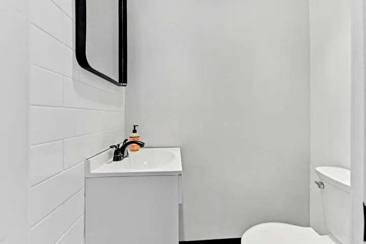 06 Bathroom 01