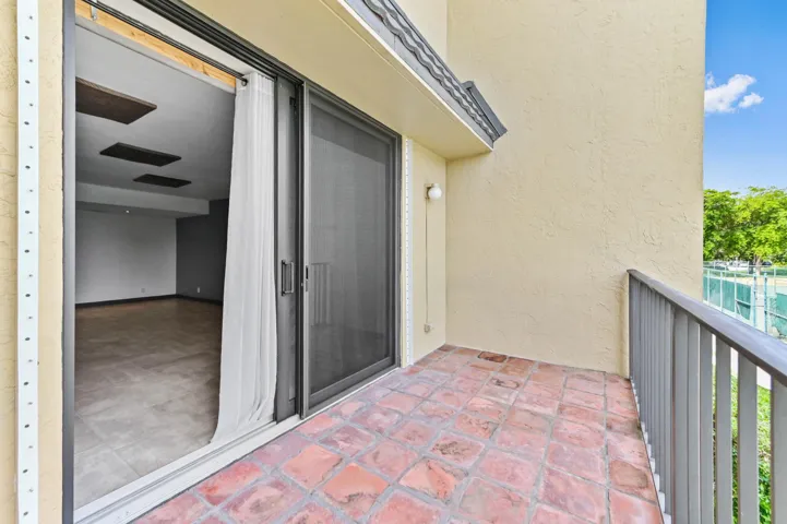 15 Balcony 02