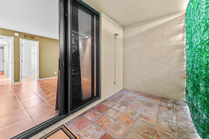30 Patio 02