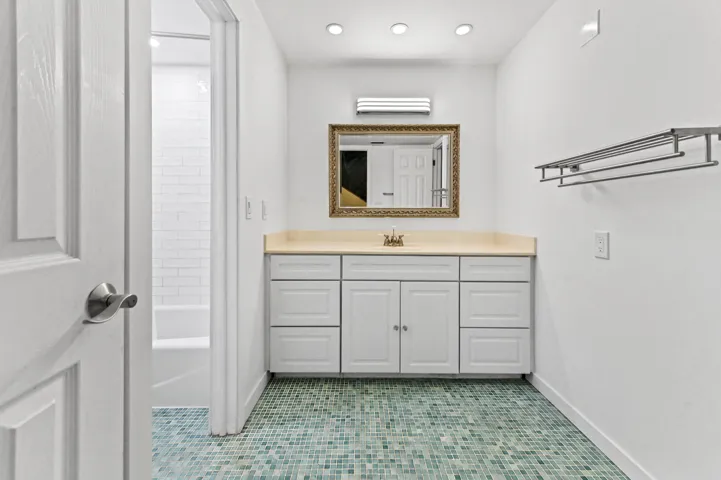 27 Bathroom 02