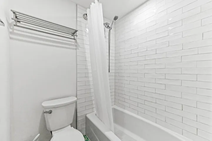 28 Bathroom 03