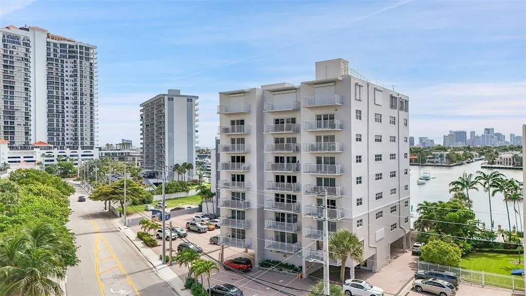 FRONT OF BOUTIQUE HIGH-RISE