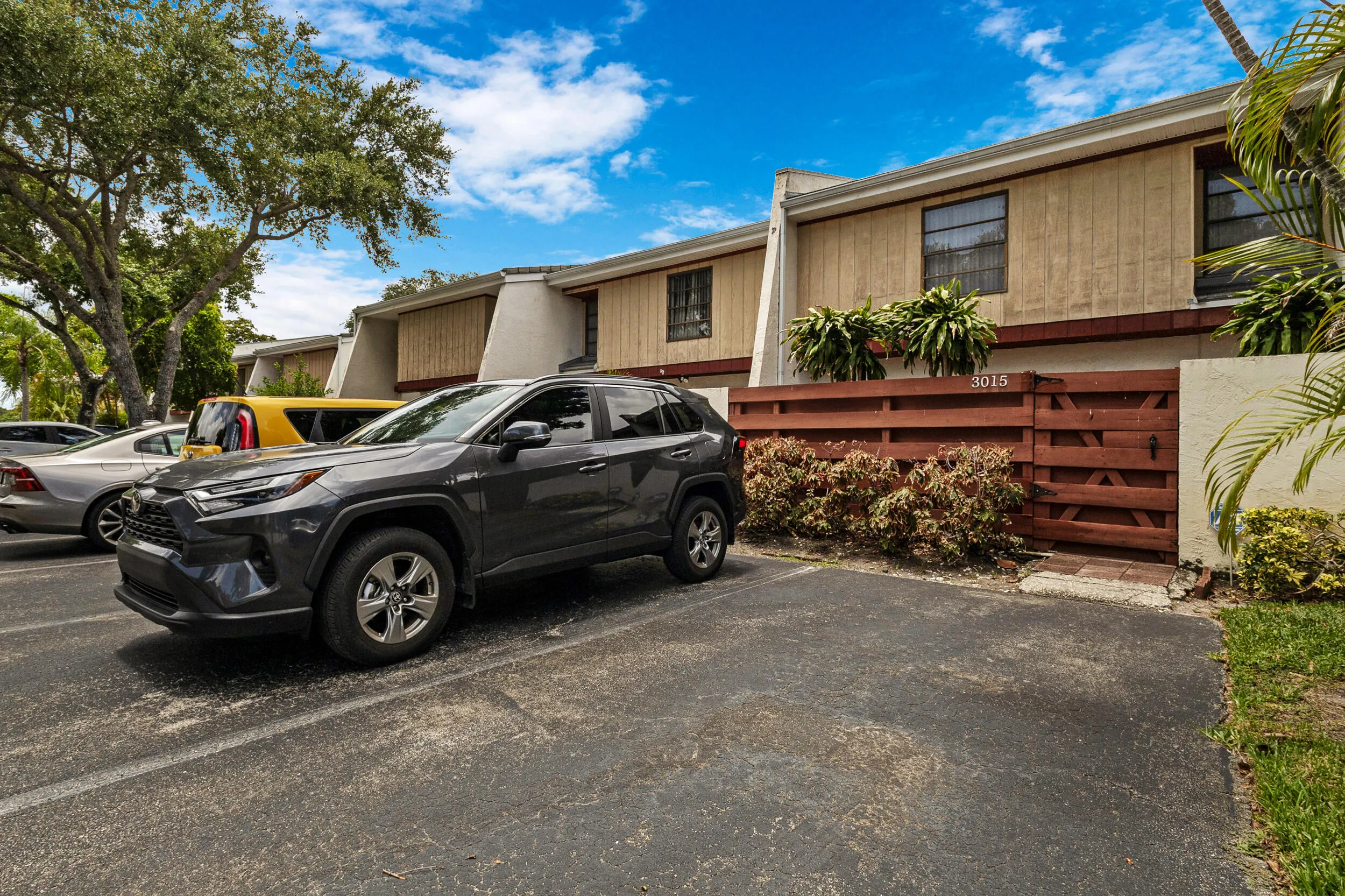accutour_01 3015-oaktree-ln -001