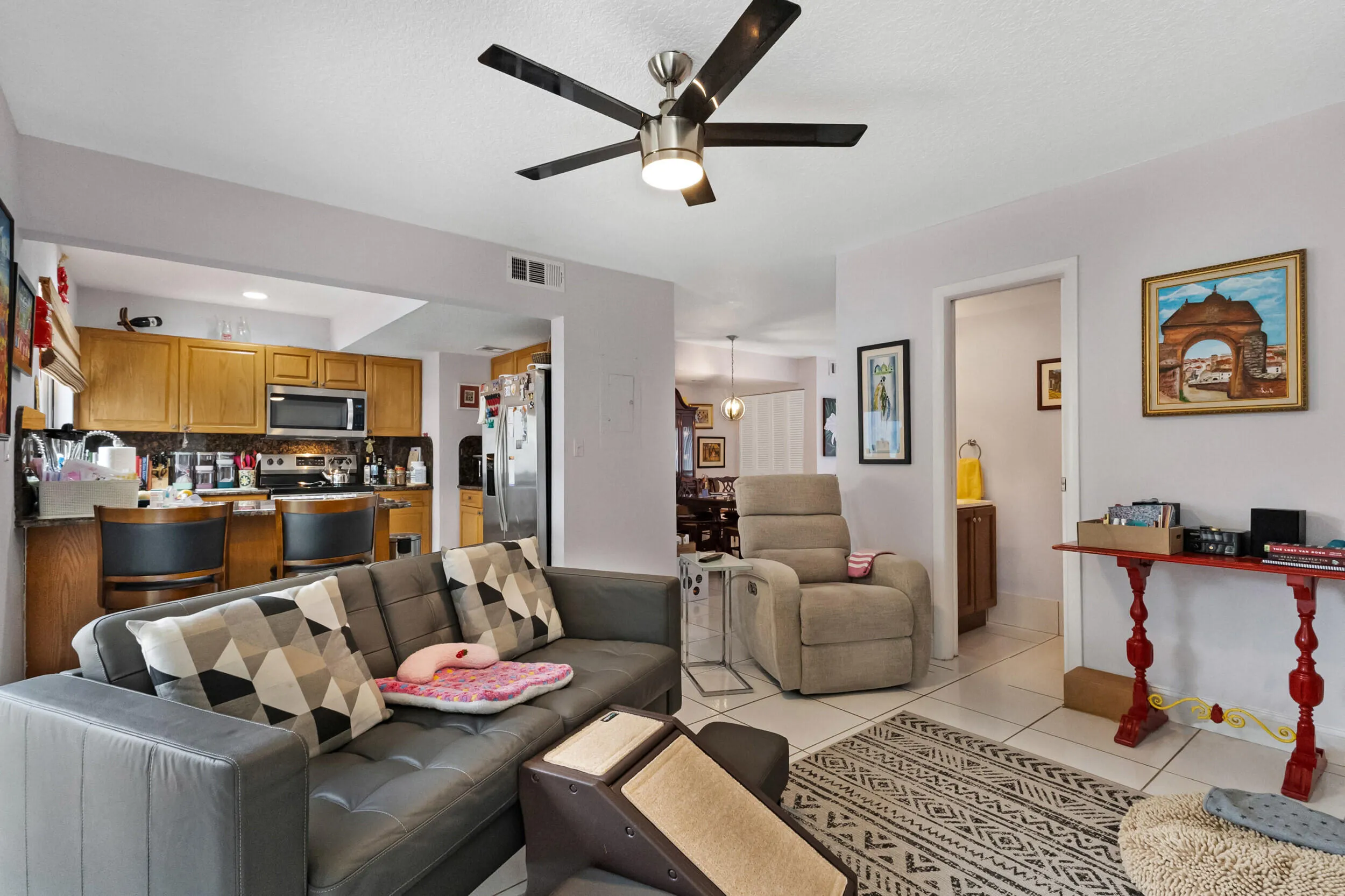 accutour_01 3015-oaktree-ln -024