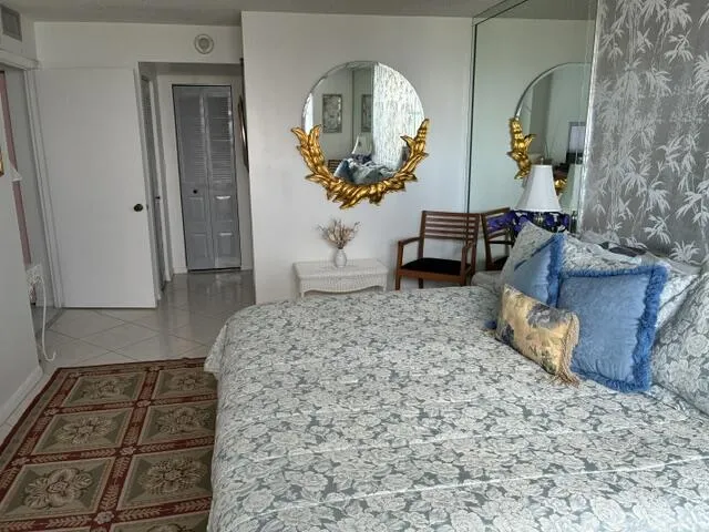 Ensuite & walk-in closet