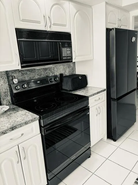 Kitchen w/new appliances