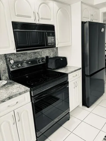 Kitchen w/new appliances