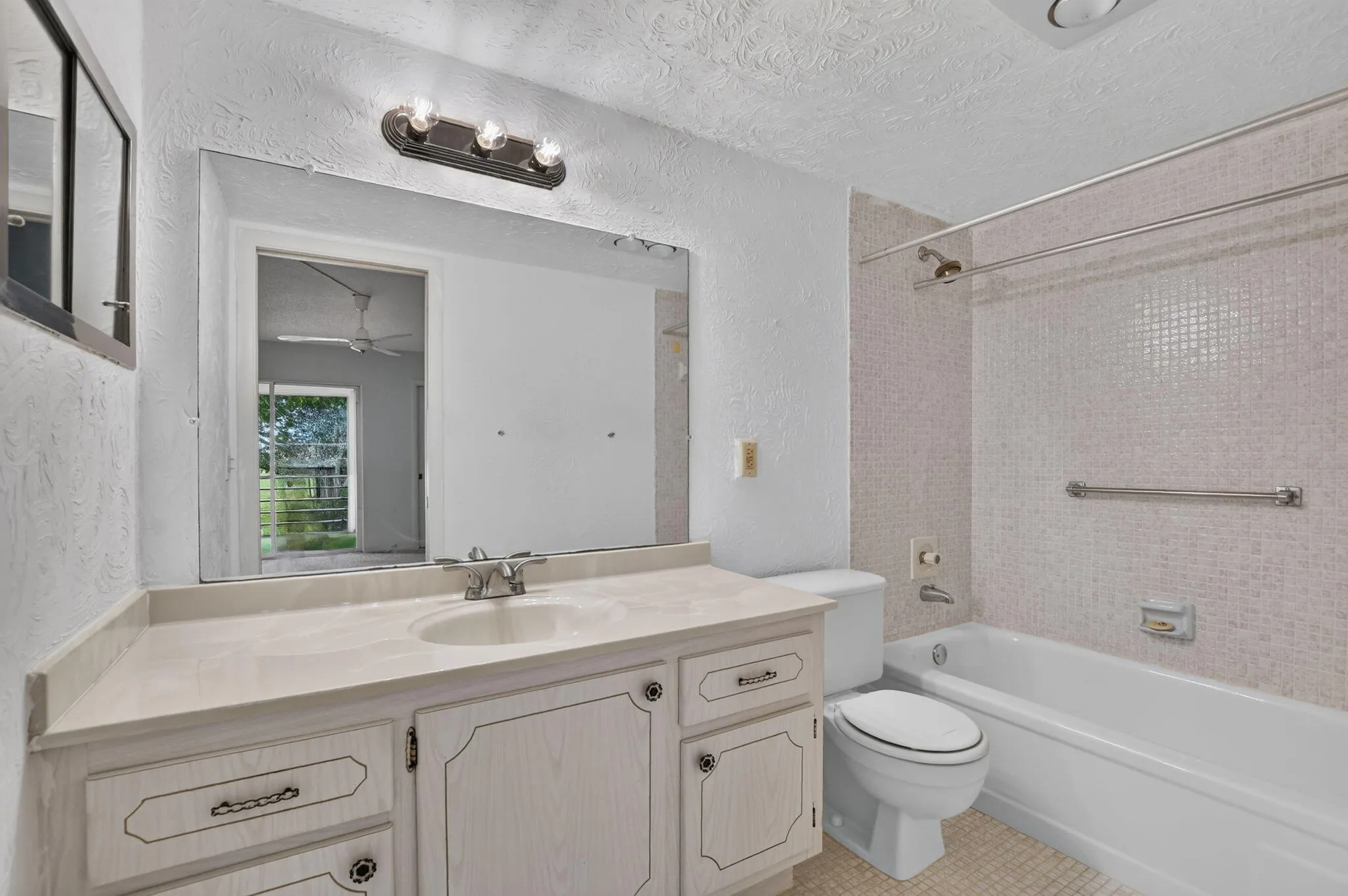 Primary bathroom en suite features shower/tub combo!