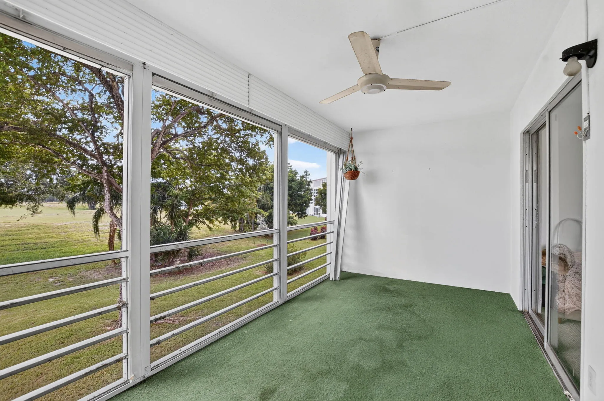 Enjoy your morning coffee in privacy with no neighbors behind you!