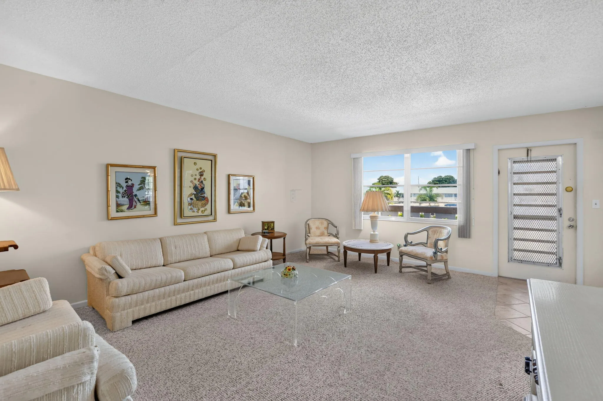 Open living space, perfect for entertaining neighbors and friends!