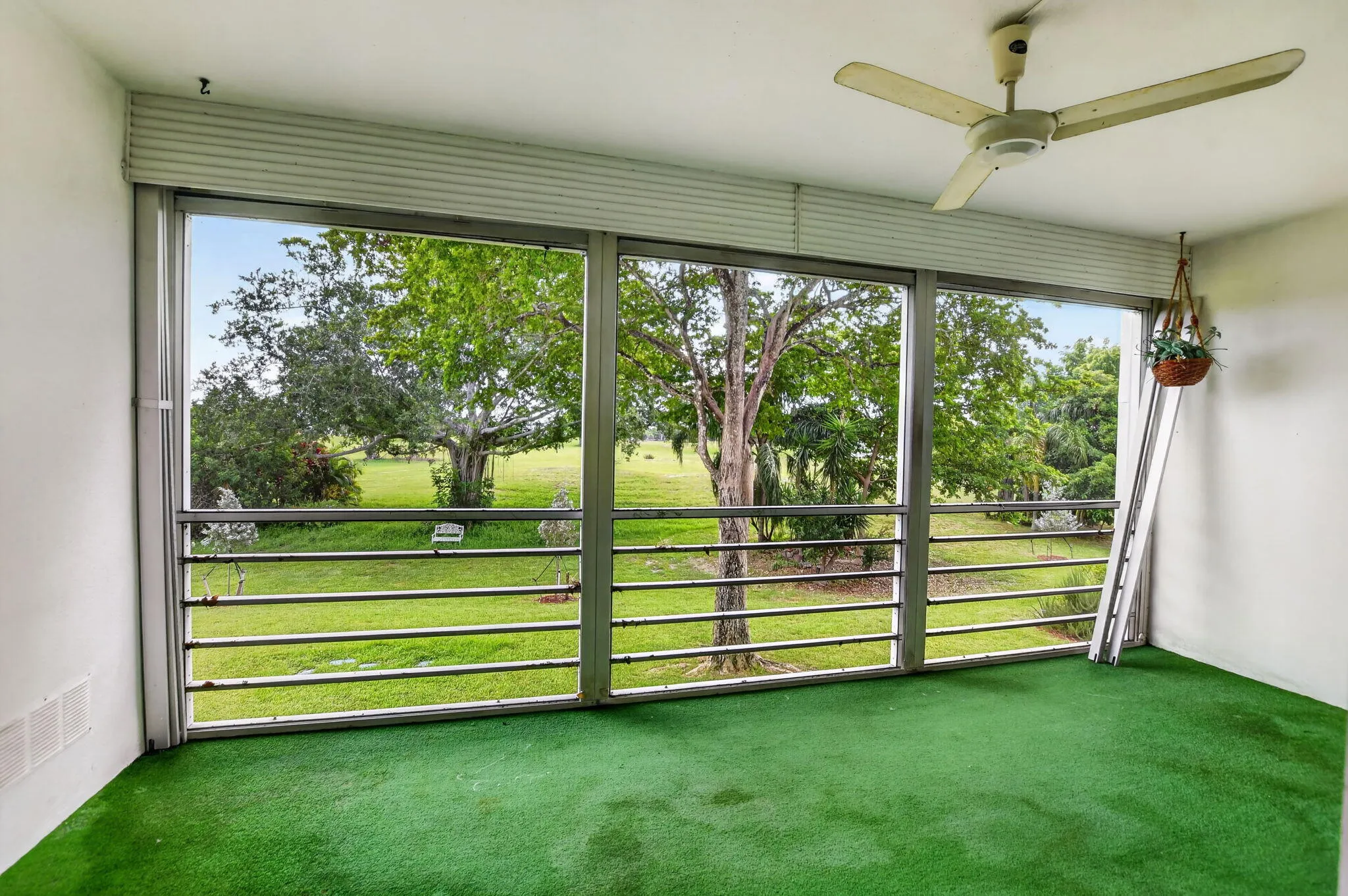 Large, screened patio has plenty of room for outdoor entertainment!