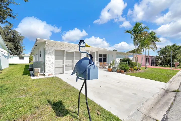 Front entry with custom Giant Blue Heron mailboz