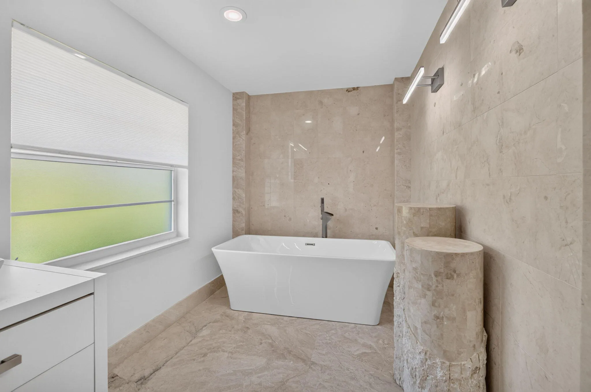 Freestanding tub