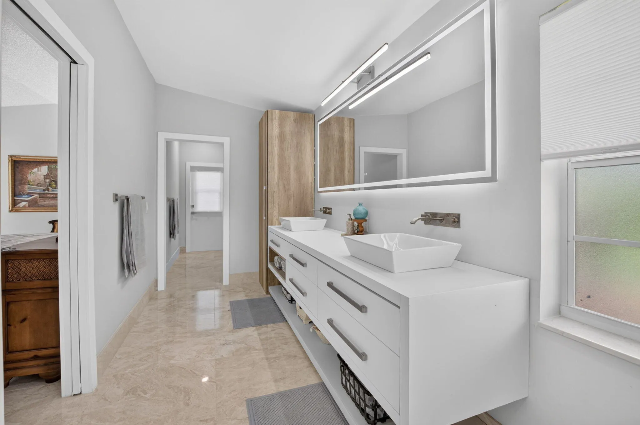 Dual sink primary bath