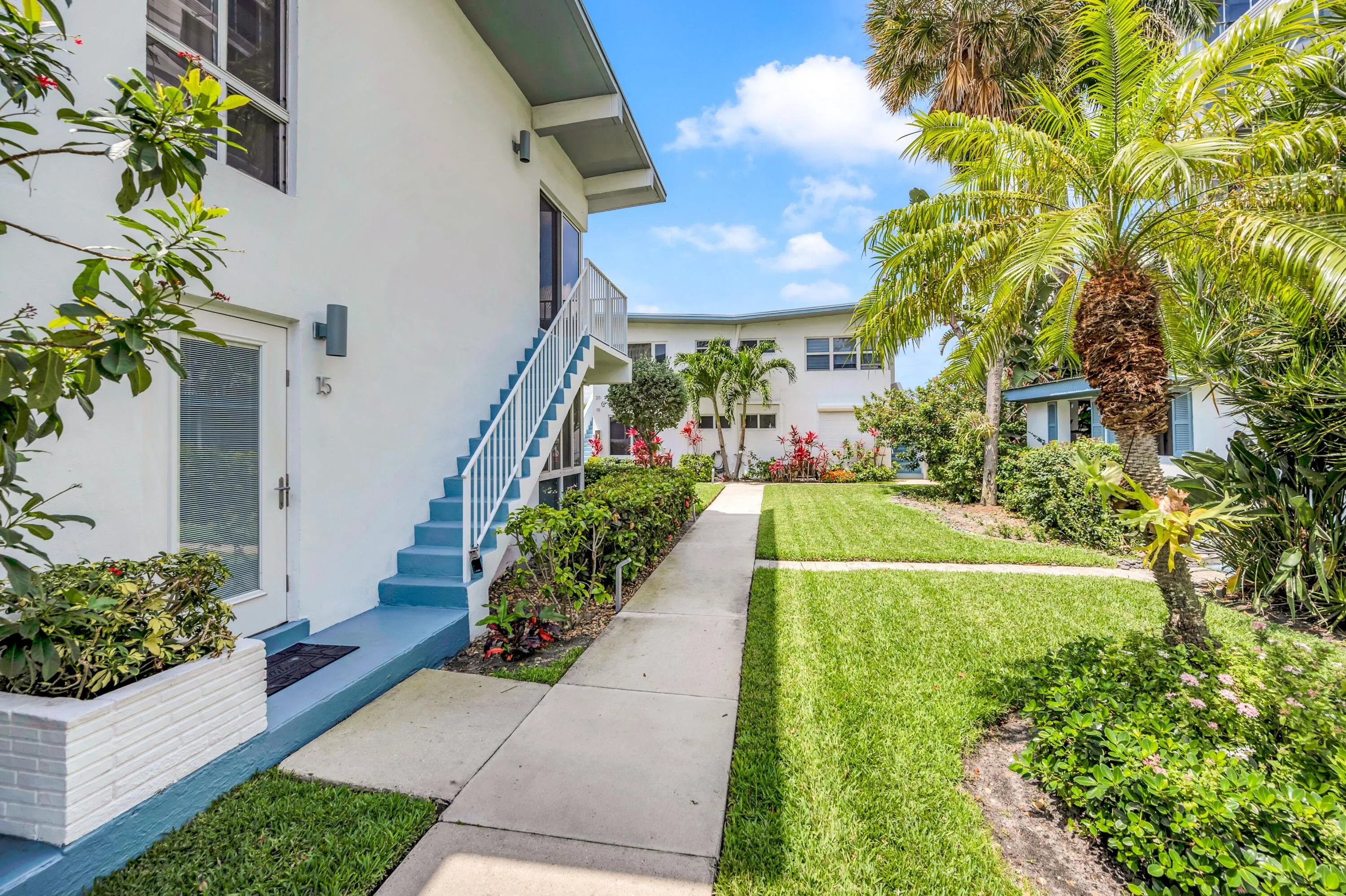 425 BAYSHORE DR #15-9