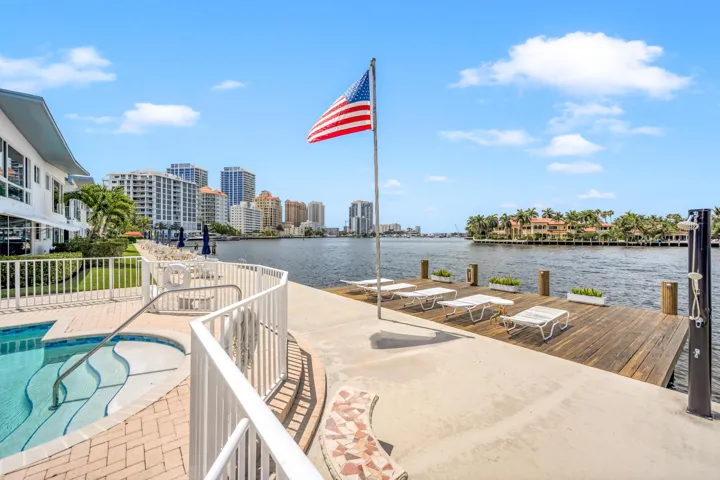 425 BAYSHORE DR #15-6