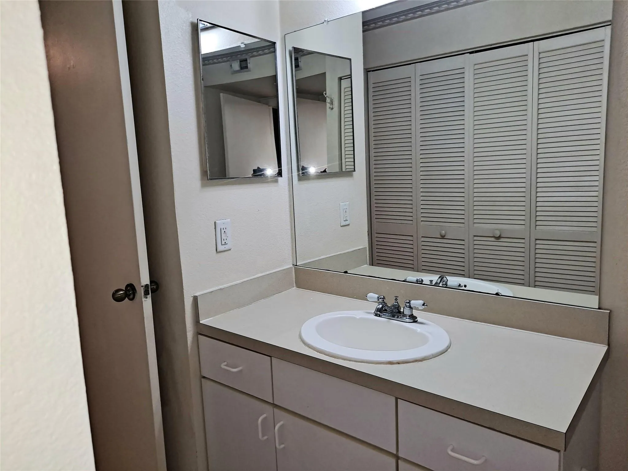 Main bath has a tub