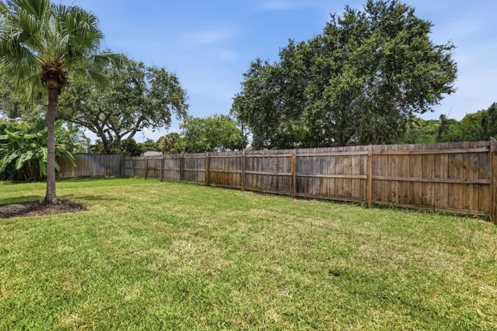 Side yard large enough for 35ft boat parking or RV