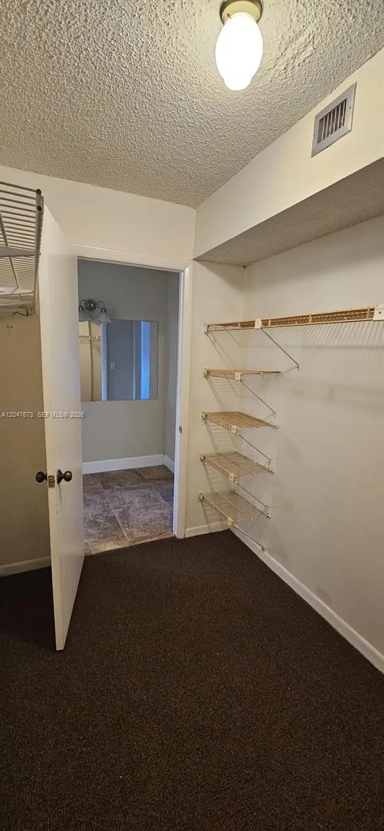 WALK IN CLOSET