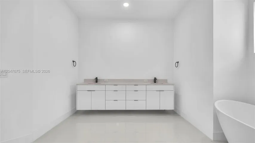 Photo 33