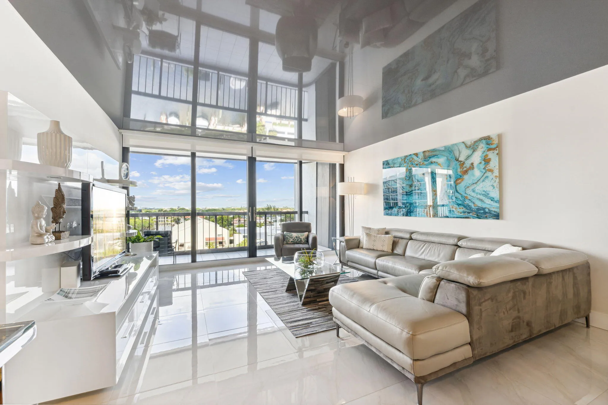 LR with gorgeous views of the marina and intracoastal