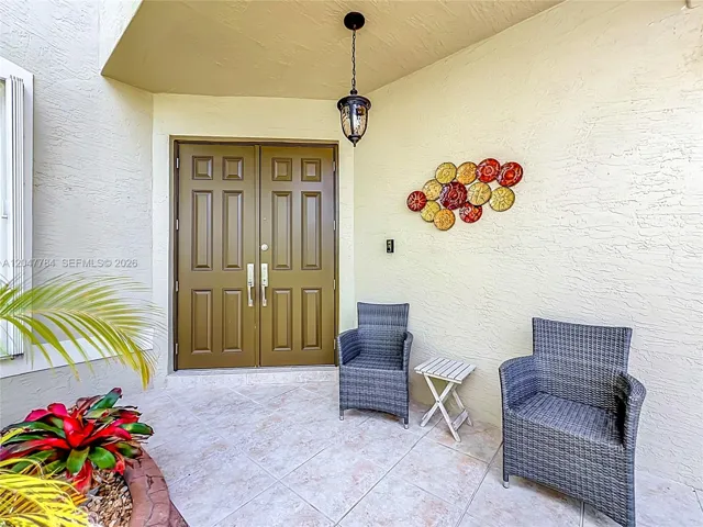 LARGE ENTRANCE AREA