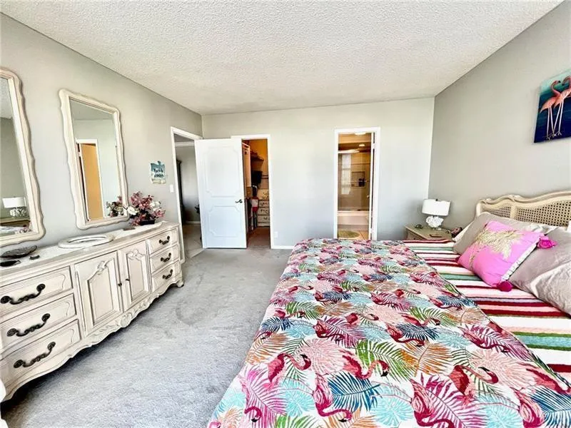 King Size Bed, Walk in Closet and plenty of drawer space