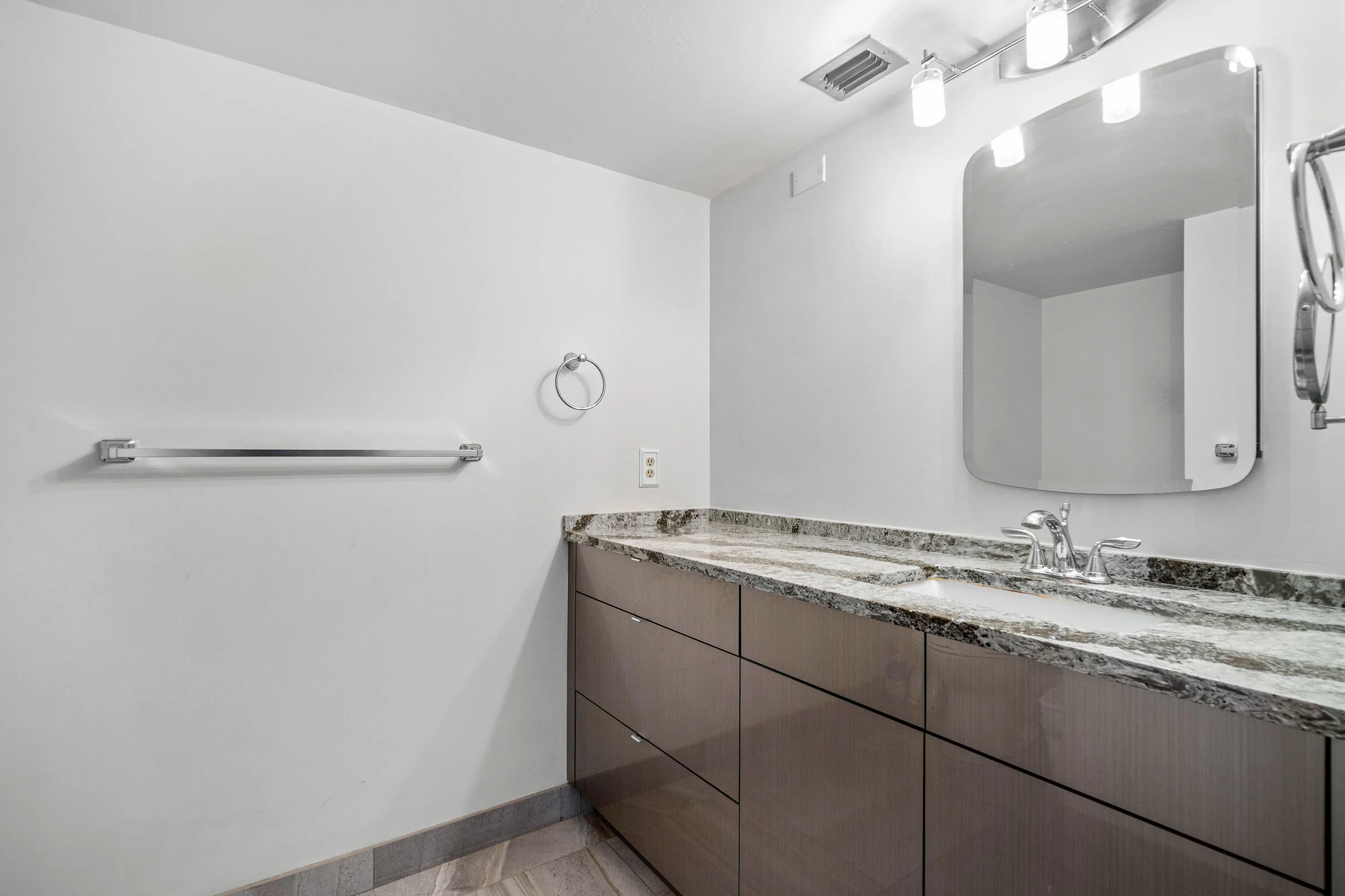 Guest Ensuite Bath