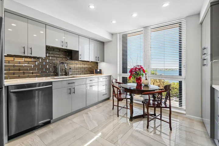 eat-in Kitchen