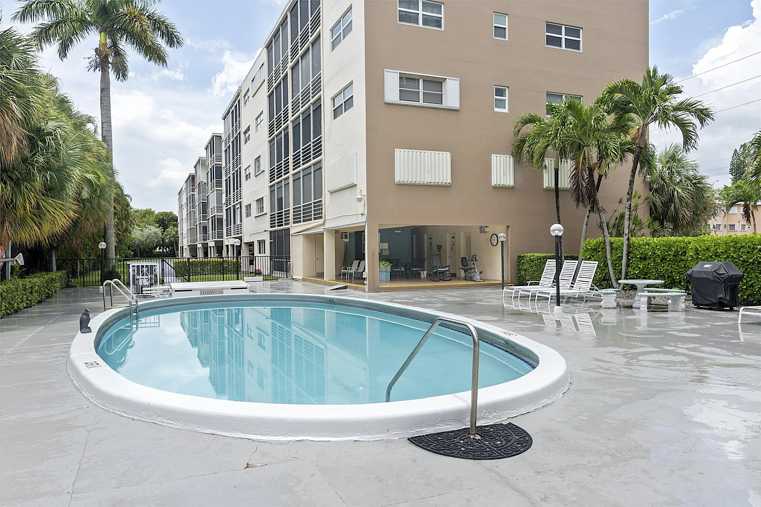- 300 Northeast 14th Avenue, Hallandale