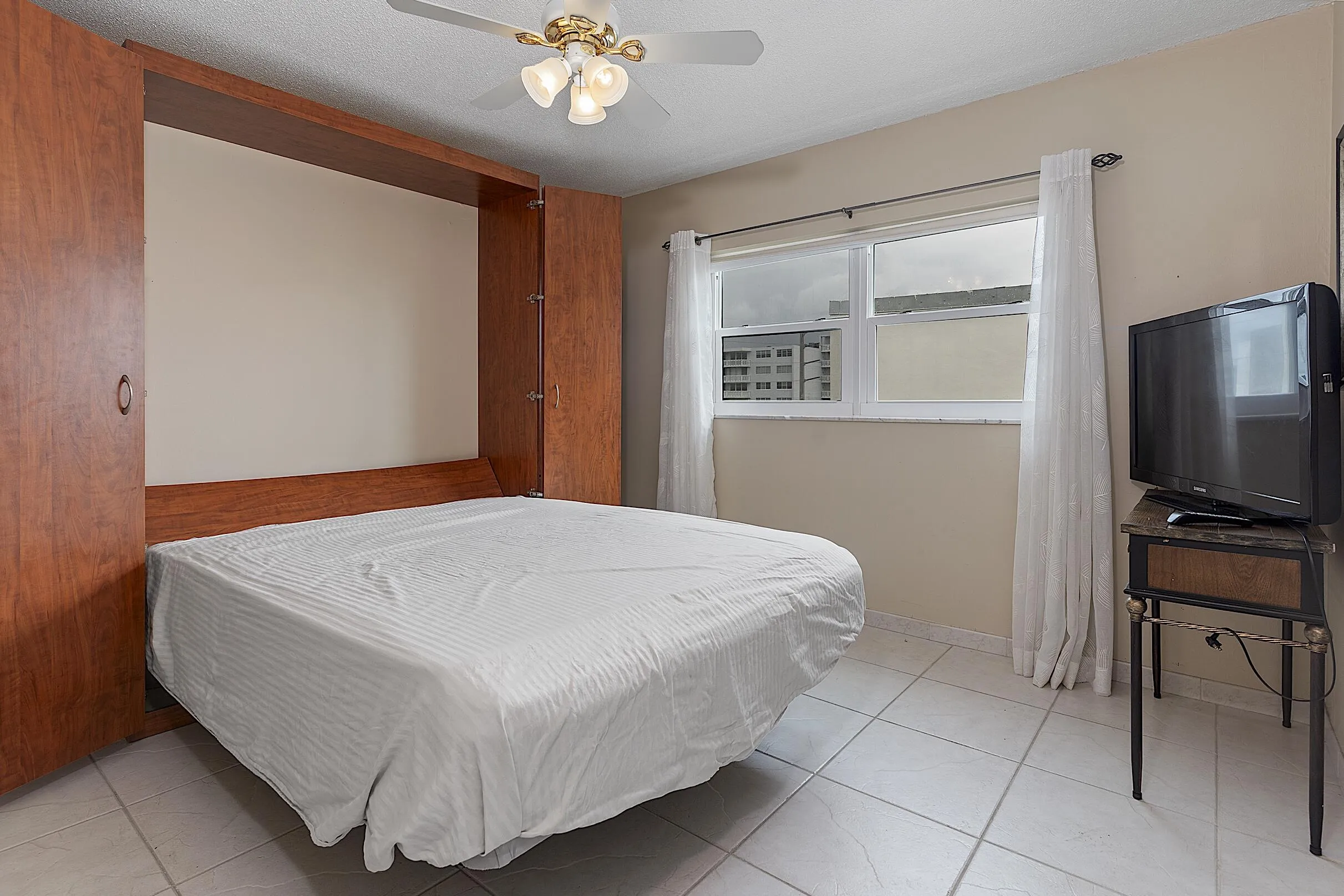 - 300 Northeast 14th Avenue, Hallandale