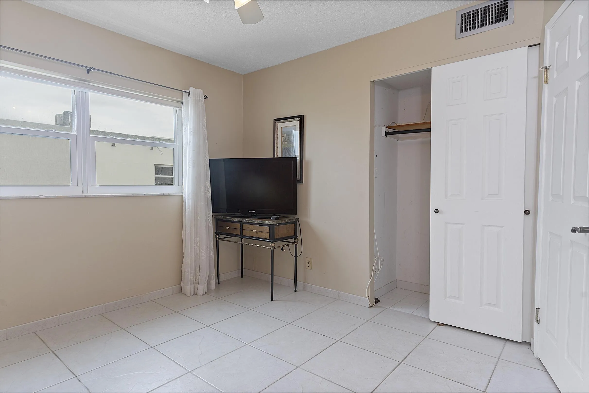- 300 Northeast 14th Avenue, Hallandale