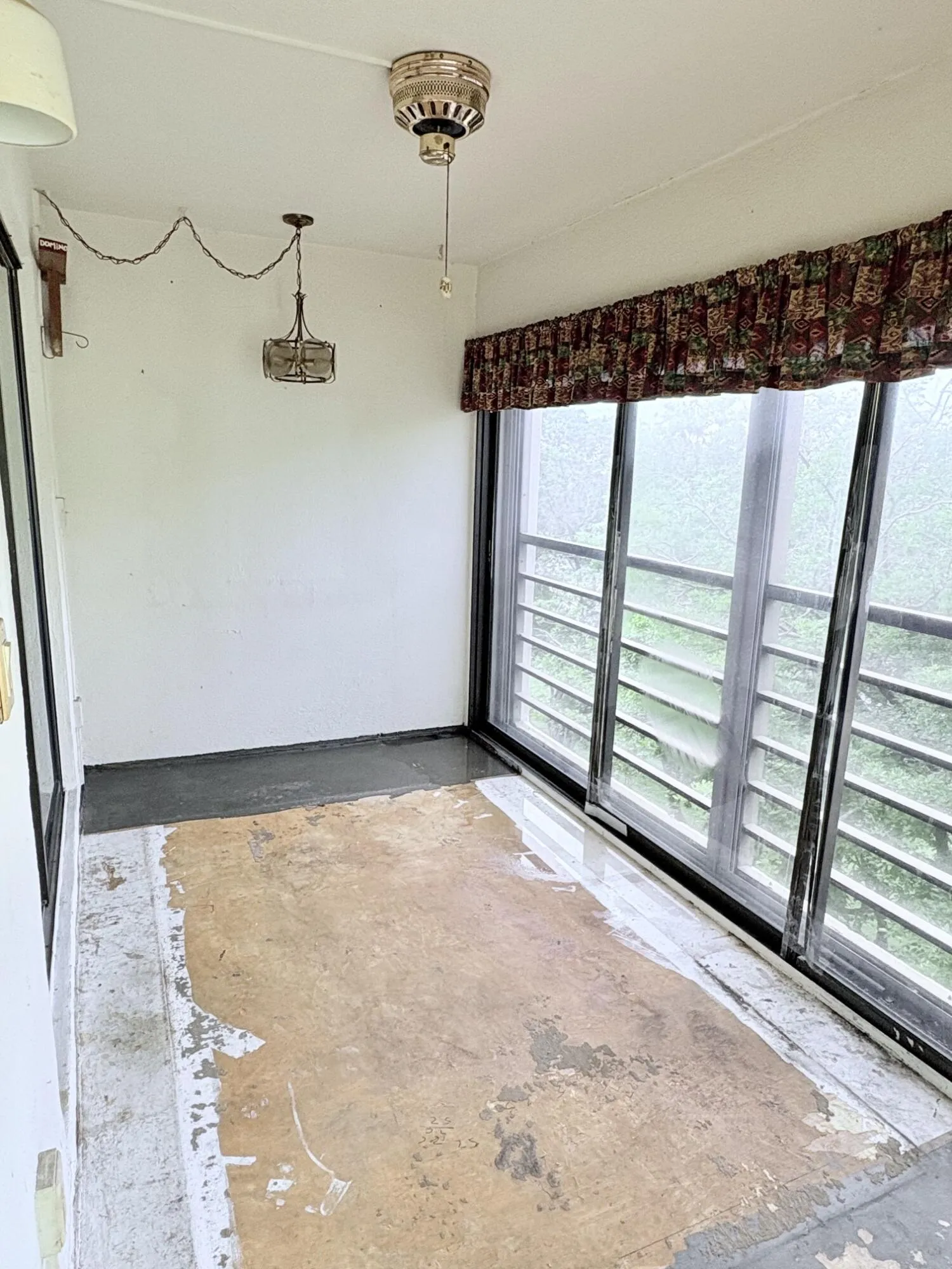 Spacious screened in porch.